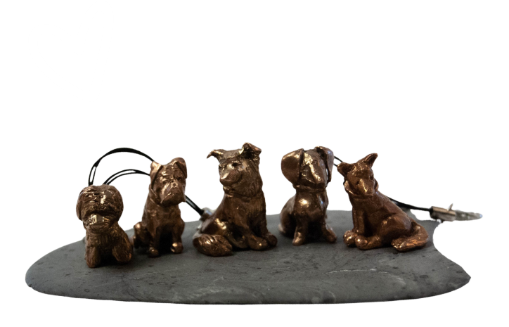 Bronz kutya figurák egymás mellett